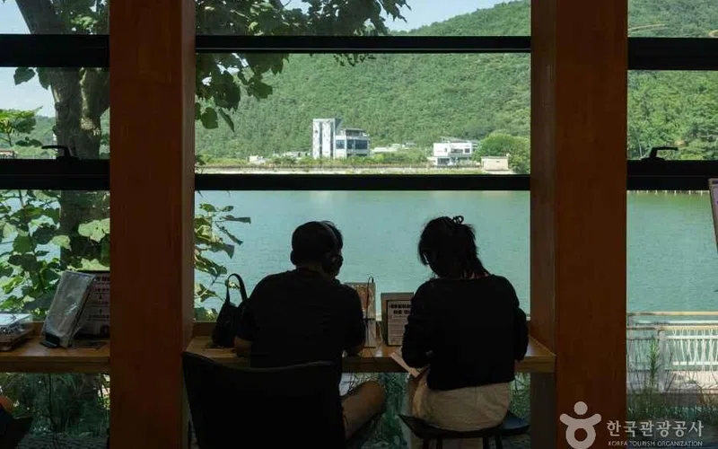 전북 아중호수도서관 방문 동선을 참고할 수 있는 트립뷰 편집 이미지